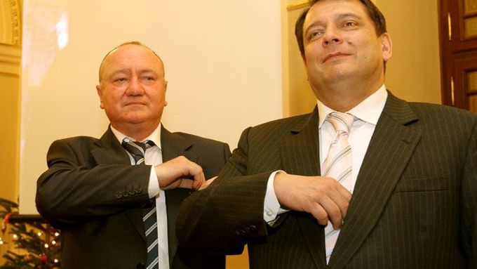 Ministr kultury Vítězslav Jandák s premiérem Paroubkem.
