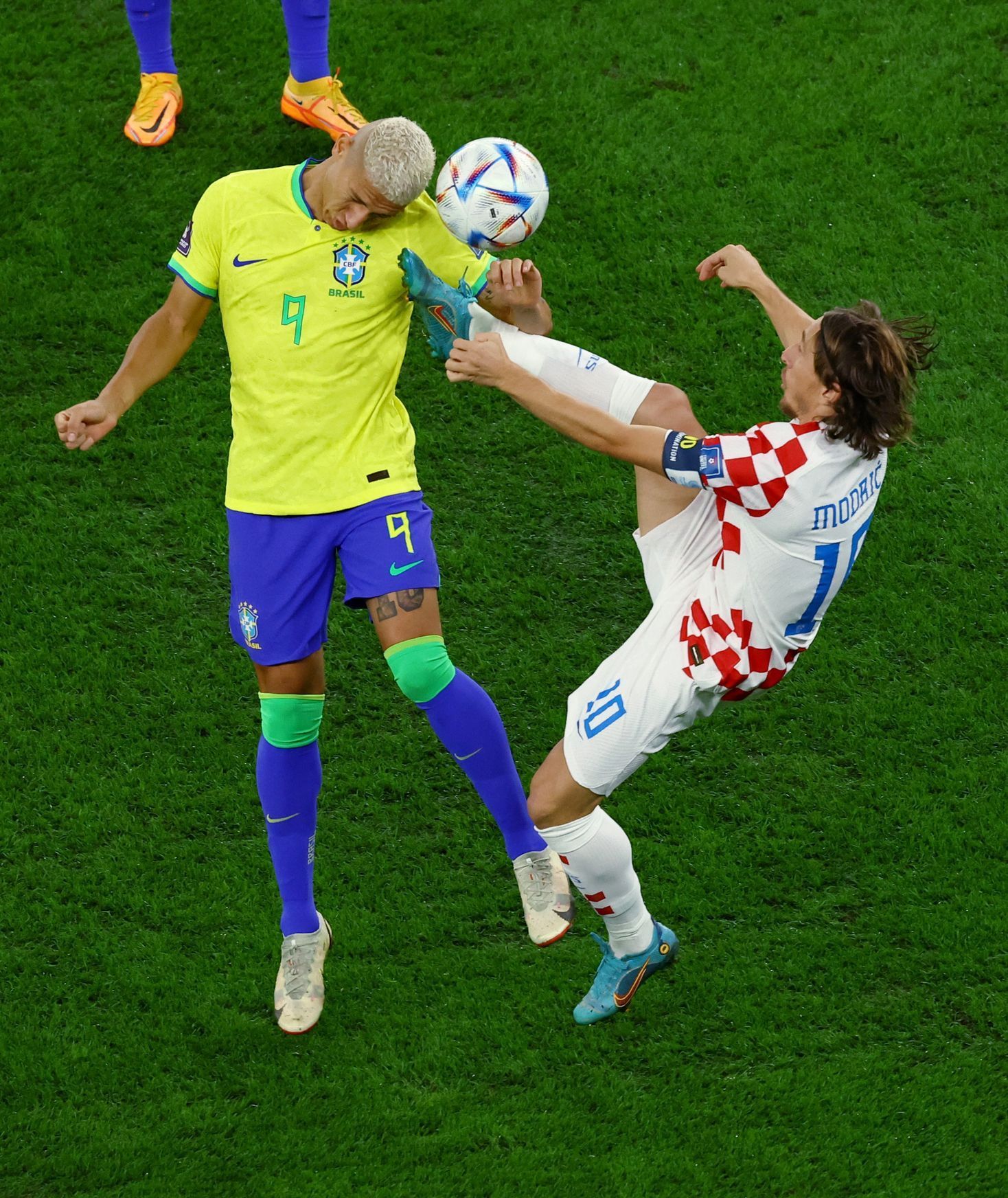 Luka Modrič a Richarlison ve čtvrtfinále MS 2022 Chorvatsko - Brazílie