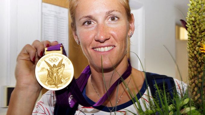 Miroslava Knapková se svojí zlatou medailí z Her v Londýně.