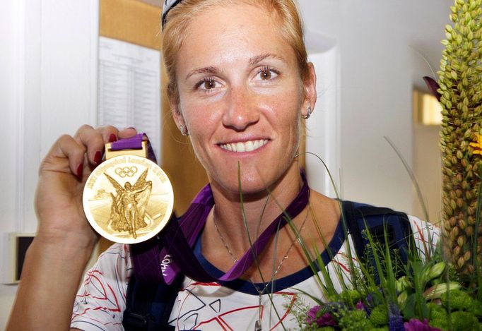 Češtá zlatá medailistka Miroslava Knapková po příletu do Prahy z OH 2012 v Londýně.