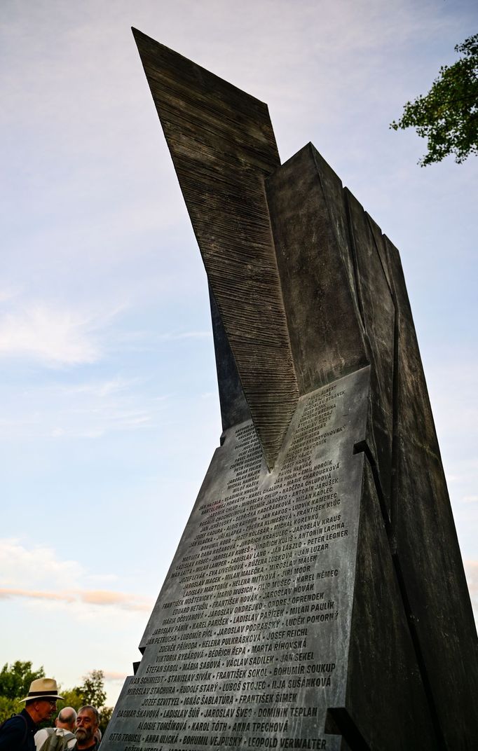 Snímek ze středečního odhalení nového sousoší Jiřího Sozanského u pražského Musea Kampa.