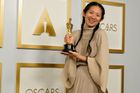 Chloé Zhaová získala Oscara za režii, což se jí podařilo jako první Asiatce, první ženě jiné než bílé barvy pleti a obecně teprve druhé ženě v oscarových dějinách.