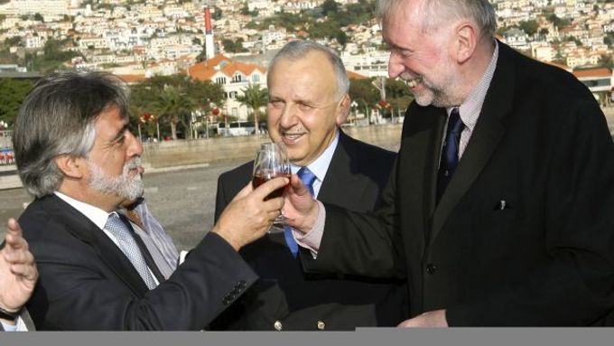 Slovinský ministr zahraničí Dimitrij Rupel (vpravo) symbolicky přebírá půlroční předsednictví EU od portugalských kolegů na ostrově Madeira.