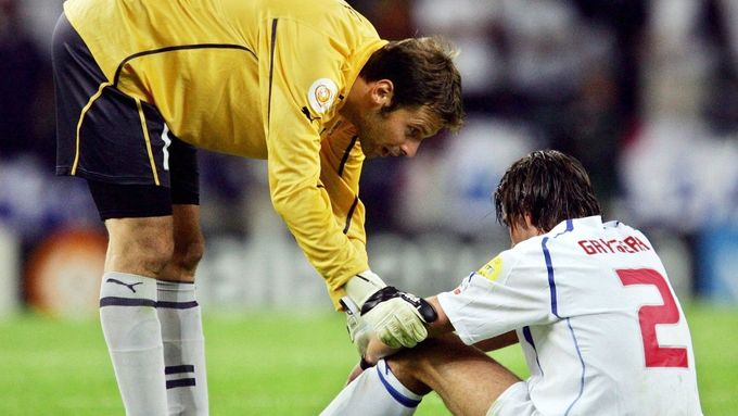 Petr Čech utěšuje Zdeňka Grygeru po vyřazení od Řeků v semifinále Eura 2004.