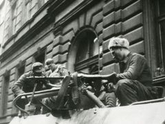 Praha-Staré Město, 7. května 1945. Detailní záběr polopásového obrněného transportéru s lafetovanou hubicí plamenometu (skrytou za kulometem).