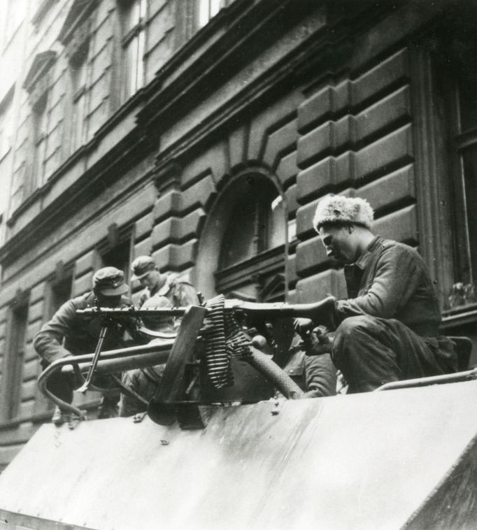 Praha-Staré Město, 7. května 1945. Detailní záběr polopásového obrněného transportéru s lafetovanou hubicí plamenometu (skrytou za kulometem).