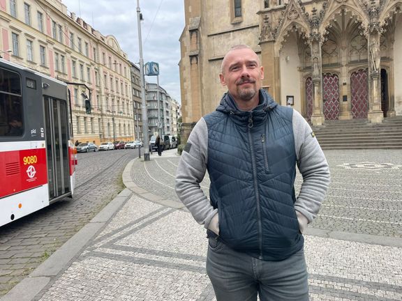 Tomáš Roud je hlavním volebním lídrem nové pravicové strany, říká o sobě, že je digidítě,  řadu let podniká a má čtyři děti s jednou manželkou, s níž je 27 let.