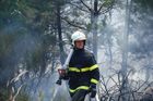 U Raspenavy na Liberecku hoří les, s hašením pomáhá i vrtulník s bambi vakem