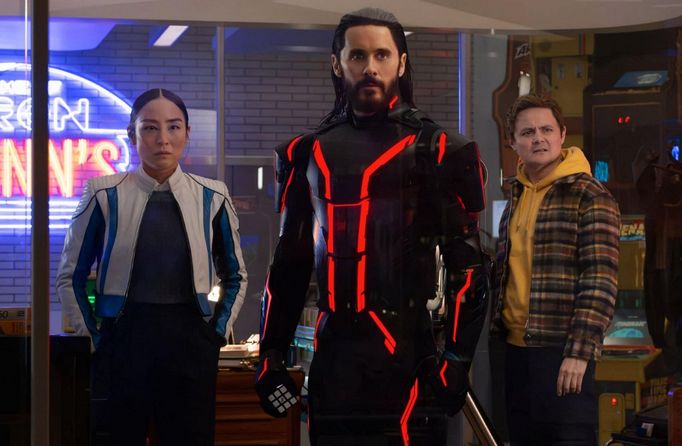 Greta Leeová, Jared Leto a Arturo Castro ve filmu Tron: Ares (2025).