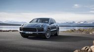 Porsche Cayenne vstoupilo do své třetí generace. Na první pohled by se mohlo zdát, že jde ale jen o facelift. Je pravda, že na přídi a bocích jsou změny designu tak drobné, že si jich všimne jen zanícený fanoušek značky, ale nejlépe ještě tohoto konkrétního modelu.