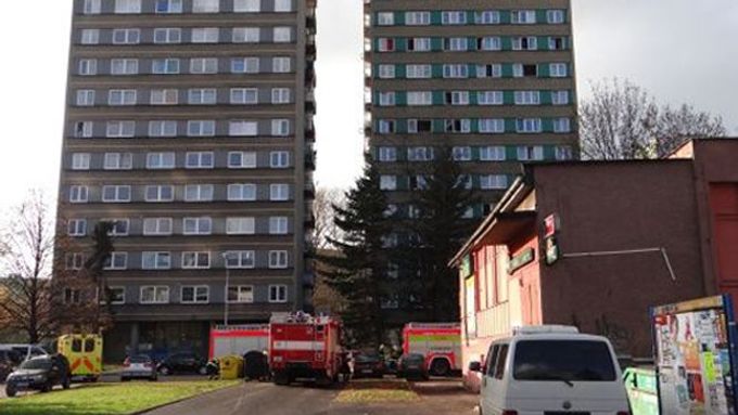 Lidé museli na dvě hodiny opustit své byty, protože v osmém patře hořelo.
