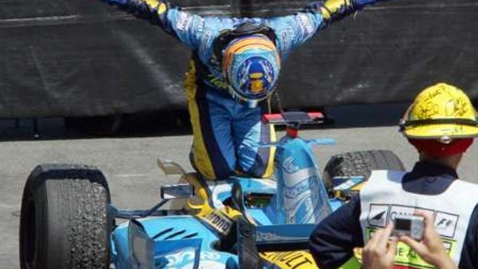 Fernando Alonso se klaní svému Renaultu, s nímž dokázal vyhrál Velkou cenu Kanady.