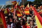 V centru Madridu demonstrovaly tisíce lidí. Přejí si jednotné Španělsko