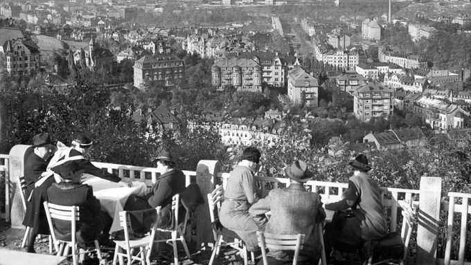 Vyhlídka Jelení skok nad Karlovými Vary, snímek z roku 1938.