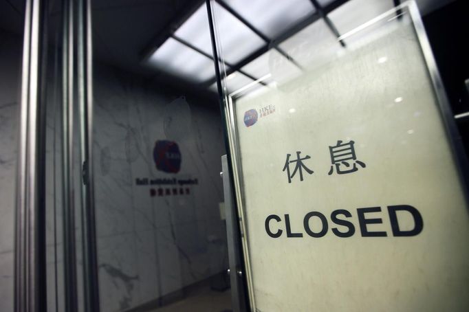 A closed sign is seen inside the Hong Kong Stock Exchange as Typhoon Vicente approaches July 24, 2012. Hong Kong raised its highest tropical cyclone warning on Tuesday as an intensifying severe typhoon edged closer towards the financial hub, grounding flights and forcing the port to close.Financial markets, schools, businesses and non-essential government services close when any No. 8 or above signal is hoisted, posing a disruption to business in the capitalist hub and former British colony that returned to Chinese rule in 1997. REUTERS/Tyrone Siu (CHINA - Tags: ENVIRONMENT BUSINESS DISASTER) Published: Čec. 24, 2012, 1:02 dop.