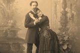 Carlos Relvas a jeho druhá žena Mariana. Kolem 1888.