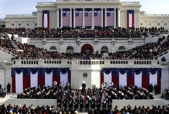 Západní strana Kapitolu obsypaná lidmi během inaugurace Baracka Obamy 44. prezidentem Spojených států.