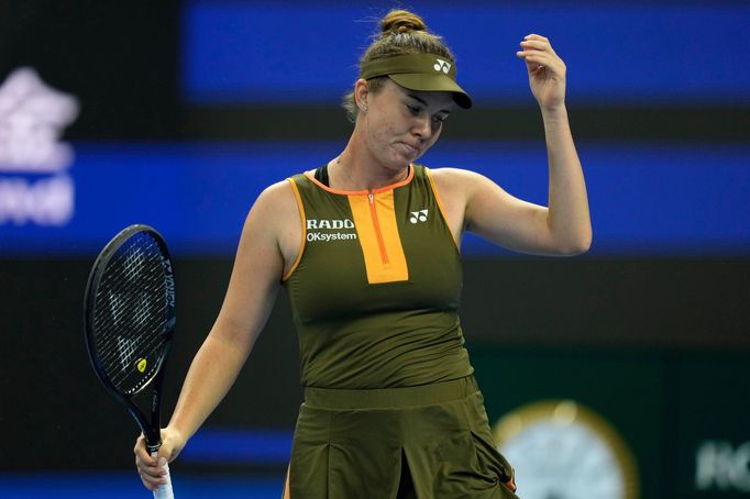 Linda Nosková ve finále turnaje v Pekingu s Amandou Anisimovovou.