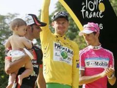 Američan Floyd Landis z týmu Phonak se raduje z celkového prvenství na 93. ročníku Tour de France, vlevo druhý Španěl Oscar Pereiro Sio (Illes Balears), vpravo celkově třetí Němec Andreas Kloden (T-Mobile).