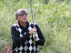 Festivalový golf: Prezident Jiří Bartoška právě odpálil první míček turnaje