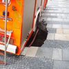 V centru Ostravy se do země propadlo hasičské auto