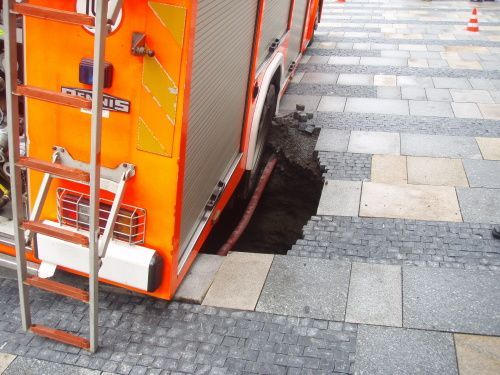 V centru Ostravy se do země propadlo hasičské auto
