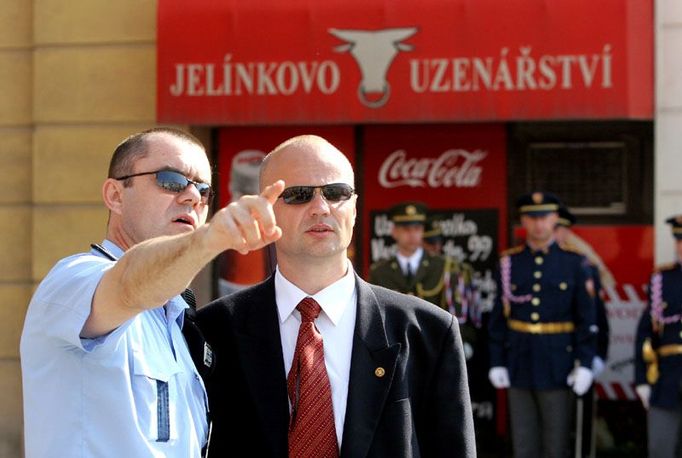 Jelínkovo uzenářství bylo v pátek dopoledne nejlépe střeženou masnou na světě.