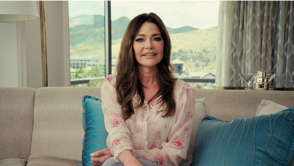 Herečka, modelka a svého času i manželka herce Charlieho Sheena Denise Richardsová v dokumentu Alias Charlie Sheen (2025).