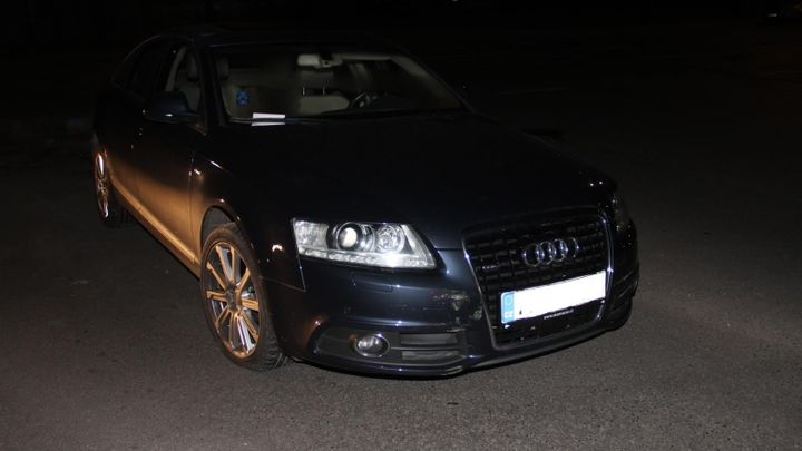 Muž v Praze ukradl auto s miminem na zadním sedadle, dítě odložil na parkovišti