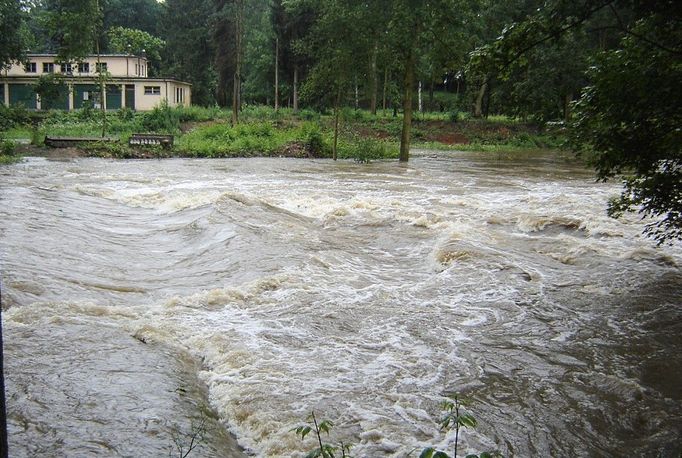 Chrudimka v Pardubicích je jindy líná ospalá řeka. Takto se nyní valí za pardubickou nemocnicí.