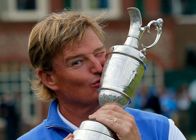 Jihoafrický golfista Ernie Els se raduje z triumfu na British Open