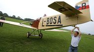 Pilot Milan Mikulecký ještě otáčí zhruba 400 kg těžký letoun na přírodní vzletové dráze v Praze - Letňanech, aby při startu nepoškodil nedaleké golfové hřiště.
