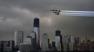 Members of the U.S. Navy Blue Angels fly over the World Trade Center in lower Manhattan as part of the 25th annual Fleet Week celebration in New York May 23, 2012. REUTERS/Eduardo Munoz (UNITED STATES - Tags: MILITARY ANNIVERSARY TRANSPORT) Published: Kvě. 23, 2012, 9:31 odp.