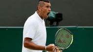 Australan Nick Kyrgios letos na Wimbledonu řádil. Rozhodčímu v prvním kole řekl "špíno", ve třetím proti Raonicovi zase takhle mrštil raketou o zem, až vletěla mezi diváky. Nakonec ale zápas vyhrál a postoupil.