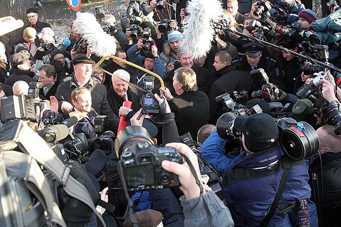 Spořádané oslavě na polsko-německé hranici kontrastoval chaos při oslavě na české straně. V davu fotografů Donald Tusk a Mirek Topolánek řežou závoru. Nesměla být ale červeno-bílá, to by žádný Polák nemohl říznout. Byla celá rudá.