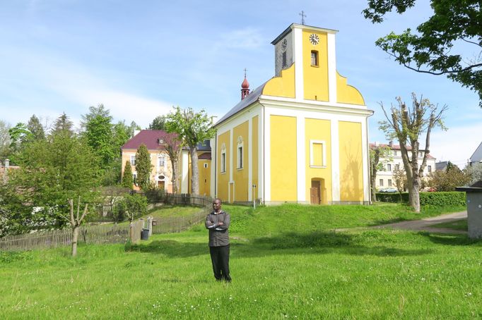 Bob má nyní od kněžské služby několikaměsíční pauzu, a tak chodí do kostela jako obyčejný věřící.