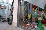 Nákupní centrum Altmarkt Galerie v centru Drážďan. Výloha hračkářství láká k nákupu všelijakých školních potřeb - od naučných her až po rovnou kompletně vybavené školní tašky.