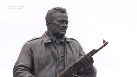 Puška AK-47 je kulturní značka Ruska, zaznělo u obří sochy Kalašnikova