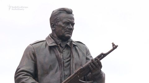 Puška AK-47 je kulturní značka Ruska, zaznělo u obří sochy Kalašnikova