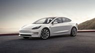 Model 3 je nejlevnějším elektromobilem Tesly. V základní konfiguraci stojí polovinu toho, co nejlevnější Model S 75, tedy 35 tisíc dolarů před státními pobídkami.