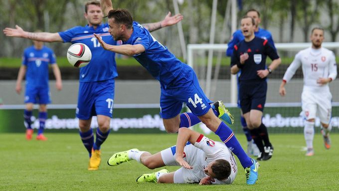 Prohlédněte si fotografie z kvalifikačního zápasu na Euro 2016, v němž čeští fotbalisté prohráli na Islandu 1:2.