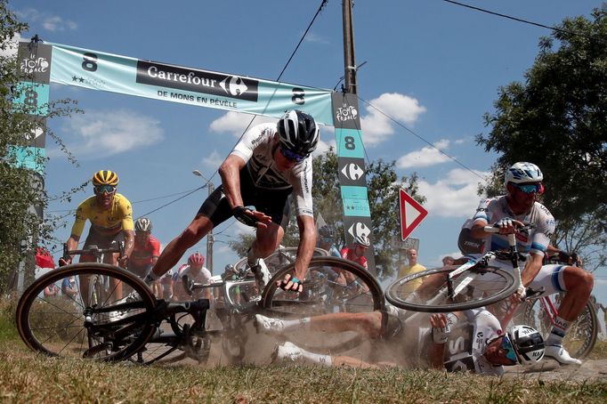 Britský cyklista Chris Froome jde k zemi v deváté etapě Tour de France.