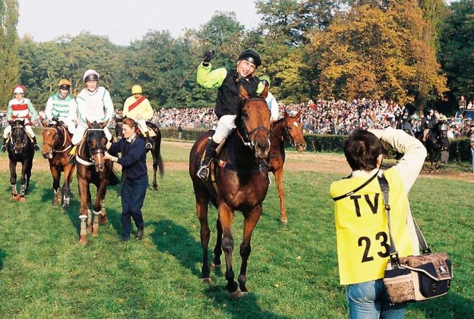 Vladislav Snitkovskij (vpravo) po vítězství ve Velké pardubické 1996 s hnědákem Cipískem.