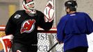 Hokejisté Martin Brodeur a Ryan Carter spolu vtipkují během tréninku New Jersey Devils před prvním zápasem finále Stanley Cupu 2012 s Los Angeles Kings.