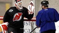 Hokejisté Martin Brodeur a Ryan Carter spolu vtipkují během tréninku New Jersey Devils. Forma veterána v brance New Jersey je v play-off překvapivě výborná.