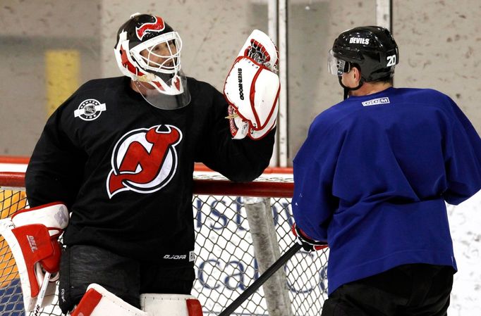 Hokejisté Martin Brodeur a Ryan Carter spolu vtipkují během tréninku New Jersey Devils před prvním zápasem finále Stanley Cupu 2012 s Los Angeles Kings.