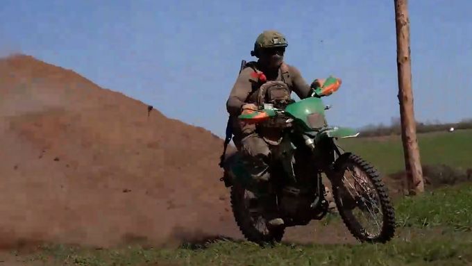 Ruští výsadkáři se učí dobývat opěrné body na motorkách. Armáda využívá k výcviku profesionální motokrosaře.