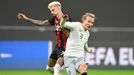 Samu Castillejo a Matěj Hanousek v zápase Evropské ligy AC Milán  Sparta Praha