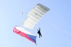 Dny NATO ukázaly seskok parašutistů ze dvou letadel i obří letoun Super Galaxy