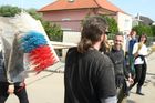 Již teď sem přicházejí pomoct party dobrovolníků. Koště je v národních barvách.